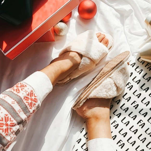 🚨LAST PAIR//BEIGE FUR SLIPPERS - Picture 10 of 11